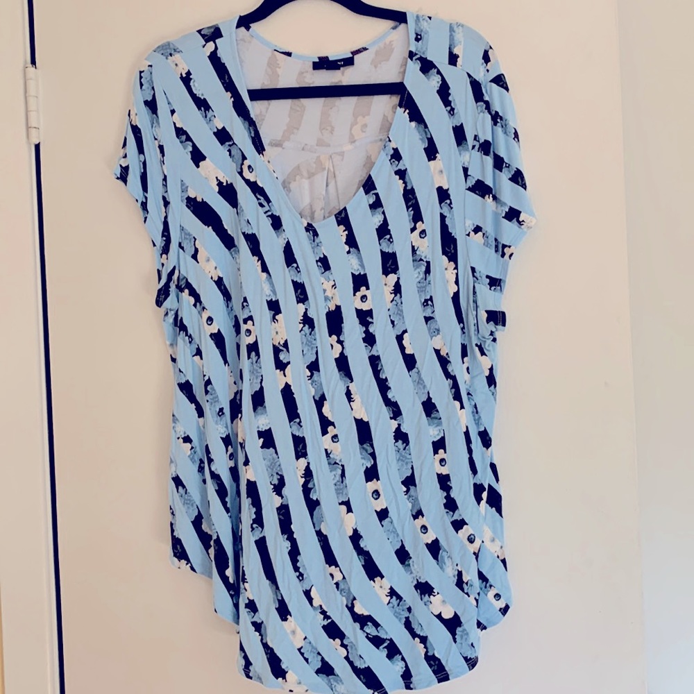Lovely blue floral pattern top. Light weight and soft fabric. Worn once.